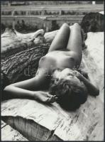 cca 1977 Ismerkedés az aktfotózással, szolidan erotikus képek, 3 db jelzés nélküli vintage fotó, 24x18 cm / 3 erotic photos, 24x18 cm