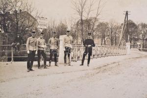 cca 1900 Osztrák-magyar katonák a királyhidai (Bruckneudorf, Ausztria, Burgenland) hídnál, fotó, 7x1...