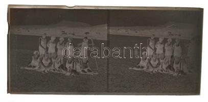 cca 1920 Sztereó negatívok és diapozitív felvételek, egy jómódú család hagyatékából, 18 db üveglemez...