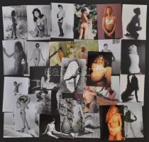 cca 1977 Hétköznapi szolid erotika, 44 db mai nagyítás korabeli negatívokról, 9x13 cm / 44 erotic ph...