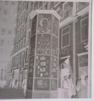 1969 Budapest, a Fővárosi Moziüzemi Vállalat hirdető oszlopai, plakáthelyei, kirakatai, ahol az új f...