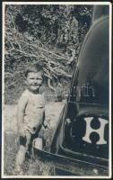 1940 Kisgyermek autóval, fotólap, 13,5x8,5 cm