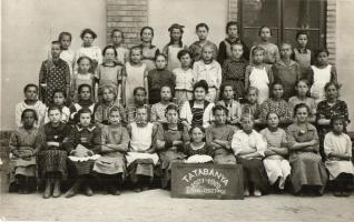 ~1920 Tatabánya, Felsőgalla-Újtelep; iskolai csoportképek - 7 db régi eredeti fotó felvétel / 7 pre-1926 photo postcards