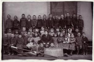 ~1920 Tatabánya, Felsőgalla-Újtelep; iskolai csoportképek - 7 db régi eredeti fotó felvétel / 7 pre-...