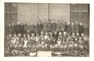 ~1920 Tatabánya, Felsőgalla-Újtelep; iskolai csoportképek - 7 db régi eredeti fotó felvétel / 7 pre-...