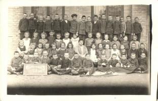 ~1920 Tatabánya, Felsőgalla-Újtelep; iskolai csoportképek - 7 db régi eredeti fotó felvétel / 7 pre-...