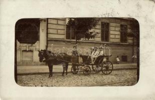 5 db régi ló motívumlap, lovaglás, lovas hintó, 2 régi fotóval / 5 pre-1945 horse motive cards, char...