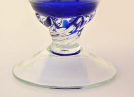 Dekoratív karaffa, formába öntött, anyagában színezett, dugóval, a dugón kis csorbával, m: 45,5 cm