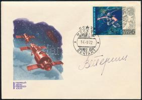 Valentyina Tyereskova (1937- ) szovjet űrhajós aláírása emlékborítékon /  Signature of Valentina Tereshkova (1937- ) Soviet astronaut on envelope