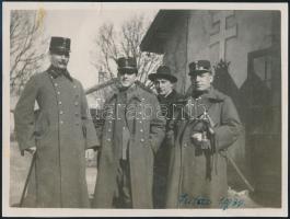 1930 Szigethy Béla huszár százados tiszttársaival Jutason, feliratozott fotó, 8,5x11 cm