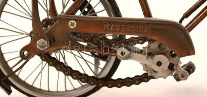 Teljesen funkcionális élethű biciklimakett fémből, forgatható alkatrészekkel, pedállal, lánccal, egy...