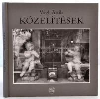 Végh Attila: Közelítések. Bp., 2009, Napkút Kiadó. Kiadói kartonált papírkötés, fekete-fehér fotókkal illusztrált.