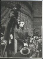 cca 1957 Szálasi Ferenc kivégzése 1946-ban, későbbi előhívás, hátulján feliratozva, pecséttel jelzett, 9×12 cm