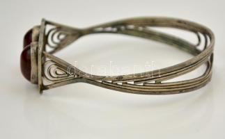 Ezüst(Ag) karperec borostyánnal, jelzett, 7,5x6 cm, bruttó: 22,6 g