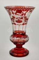 Ólomkristály vadász jelenetes váza, csiszolt, gravírozott, több rétegű, jelzés nélkül, hibátlan, m:22 cm
