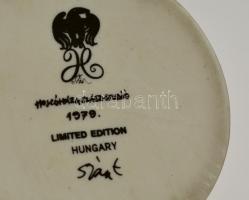 Hollóházi Szász Endre által tervezett mintával díszített tégely, matricás, hibátlan, jelzett, 5,5x6 ...