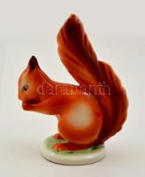Hollóházi porcelán mókus, kézzel festett, jelzett, kis kopásnyommal, m: 14 cm