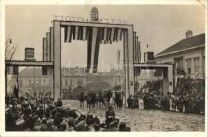 1938 Kassa, Kosice; bevonulás a díszkapun, Horthy Miklós / entry of the Hungarian troops, gate, Horthy (b)