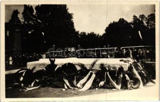 Budapest XIV. A világháborúban elesett ismeretlen hősök emlékköve, avatási ünnepség - 3 db régi képe...