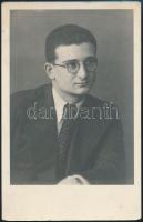 Ságvári Endre(1913-1944) jogász, az illegális kommunista mozgalom tagja, fotó, 14x9 cm