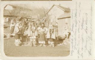 1900 Anina, Stájerlakanina, Steierdorf; Krassovai árusok csoportképe, folklór / Vendors from Carasova, folklore, group photo (r)
