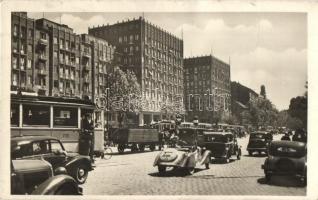 Budapest V. Madách tér, 49-es villamos, automobilok, Képzőművészeti Alap kiadása (EK)