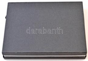 Éremtartó kazetta, kivehető tálcával, összesen 24 férőhellyel. Használt, de jó állapotban