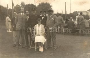 Ótátrafüred, Stary Smokovec, Alt-Schmecks; csoportkép a teniszpálya mellett, teniszezők / group picture next to the tennis court, tennis players, photo (vágott / cut)