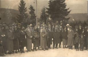 Ótátrafüred, Stary Smokovec, Alt-Schmecks; téli csoportkép a szánkópálya mellett / group picture next to the toboggan tracks, wintersports, photo (vágott / cut)