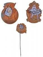 ~1950. "II. Osztályú Sportoló" zománcozott tombak jelvény + "MHK I." zománcozott...