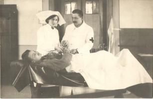 1914 K.u.K. katonai műtőterem sebesült katonával, orvossal és nővérrel / Im Operationssaal / WWI K.u.K. military, injured soldier in the operating theater with doctor and nurse. photo