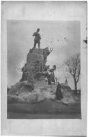 I. világháborús szerb emlékmű magyar ápolónőkkel és szanitéc-honvédekkel / WWI Serbian monument with Hungarian nurses and medic soldiers, photo (EK)