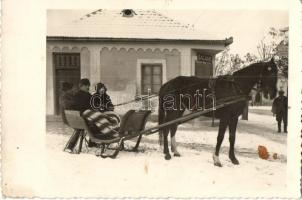 Ismeretlen helyszín, utcakép üzlettel és lovasszánnal / Strada St. O. Iosif, Bacanie / street view with grocery shop and a horse sleigh, photo (fl)