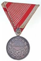 1917. "Károly Ezüst Vitézségi Érem II. osztálya" jelzett Ag kitüntetés modern mellszalagon...