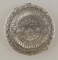 Ezüst(Ag) geometrikus, hullámos mintával díszített dobozka, jelzett, d: 5,5 cm, nettó: 36,3 g