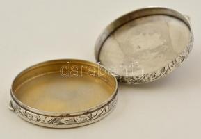 Ezüst(Ag) geometrikus, hullámos mintával díszített dobozka, jelzett, d: 5,5 cm, nettó: 36,3 g