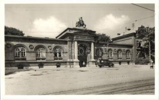 Budapest IX. Szent István Közkórház főbejárata, mentőautó