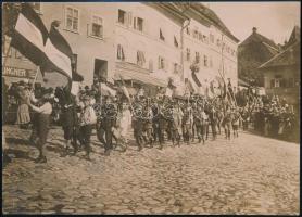 1917 Segesvár hazafias felvonulás. Háttérben a Gambrinus vendéglő és fodrász szalon. 16x11 cm