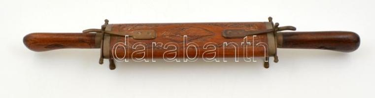 Indiai húsvilla és kés, faragott közös fa hüvelyben, 23×8 cm, h:27 és 30 cm