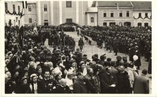 1938 Rozsnyó, Roznava; bevonulás, háttérben a Tátra Bank és parfüméria / entry of the Hungarian troops, shops, perfumery, bank. " Rozsnyó visszatért" So. Stpl. (EK)