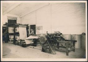 cca 1932 Bélapátfalvai Portlandcementgyár, papírzsák gyártás, Egercsehi Kőszénbánya és Portlandcementgyár Rt., korebeli fotó, hátoldalán feliratozva, 12x17 cm