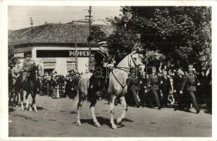 1940 Nagyvárad, Oradea; bevonulás, Horthy Miklós, háttérben Popper üzlete / entry of the Hungarian troops