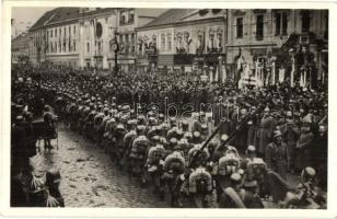 1938 Kassa, Kosice; bevonulás, Horthy Miklós, háttérben Migály, Feuerstein és Therapia üzletek / entry of the Hungarian troops, So. Stpl