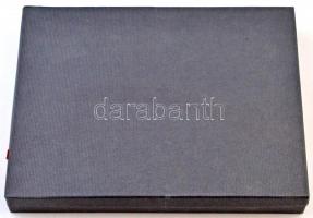 Éremtartó kazetta, kivehető tálcával, összesen 24 férőhellyel. Használt, de jó állapotban, oldalán e...