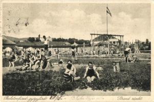 Balatonfüred-gyógyfürdő, Strand részlet, fürdőzők, libikóka (EK)