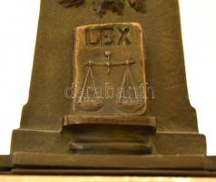 Besserdich jelzéssel: Jusztícia. Bronz, alabástrom talapzaton, m:28 cm