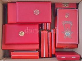 ~1970-1980. Kisebb doboznyi vegyes szocialista kitüntetés, mind eredeti tokban T:vegyes