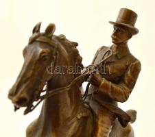 Copyright Thenn Vienna jelzéssel: Ugrató lovas. Bronz, márvány talapzaton, m:20 cm, h:19 cm