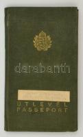 1947 Útlevél 1947 jűliusában 20 + 5 Ft illetékbélyeggel. Vászonkötéses, Magyar Királyság kiadás, a borítón a Magyar Királyság magyar.francia nyelvű papírcsíkkal átragasztva, de a szakirodalomban szereplő továbbhasznált útlevelekhez képest az alábbi eltérésekkel:  - 1. oldalon a Magyar Királyság megnevezés királyság része kézzel áthúzva, aláírva kézzel: "ország" - a 4. és a 44. oldalon a királyság nincs áthúzva.  Jó állapotban