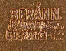 ~1942. "A Magyar Vöröskereszt Díszjelvénye" aranyozott, zománcozott Br kitüntetés, hátolda...
